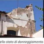 Tre fotogrammi del Palazzo dell'Emiciclo: presidi lignei, muratura lesionata e facciata con ponteggio e gru di cantiere